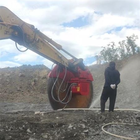 挖掘机改装开山锯 地基岩石切割岩石锯 30吨挖机安装锯石机